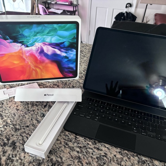 Ipad 12.9 4th generation bundle with apple keyboard/case and Apple Pencil - Picture 2 of 10